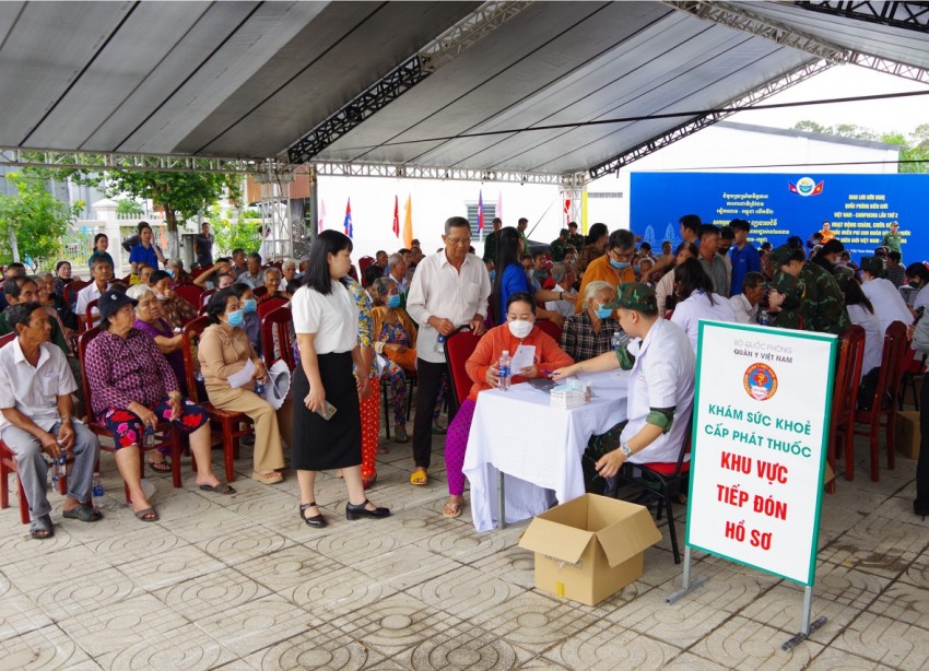Quân y Việt Nam - Campuchia khám bệnh, cấp thuốc miễn phí cho người dân biên giới