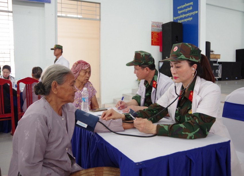 Quân y Việt Nam - Campuchia khám bệnh, cấp thuốc miễn phí cho người dân biên giới