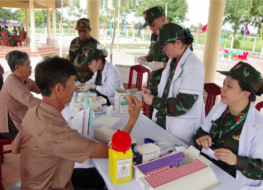 Quân y Việt Nam - Campuchia khám bệnh, cấp thuốc miễn phí cho người dân biên giới