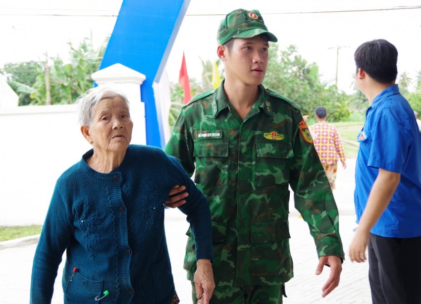 Quân y Việt Nam - Campuchia khám bệnh, cấp thuốc miễn phí cho người dân biên giới