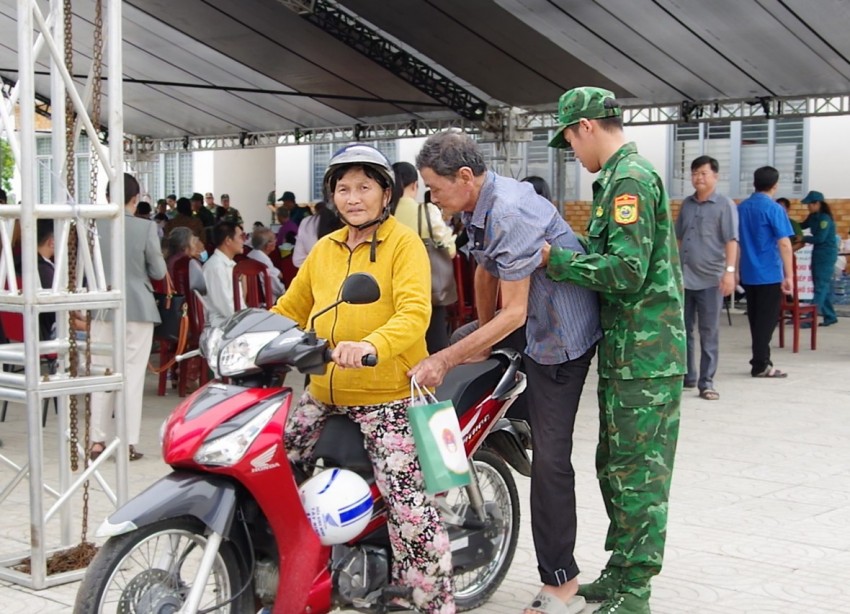 Quân y Việt Nam - Campuchia khám bệnh, cấp thuốc miễn phí cho người dân biên giới