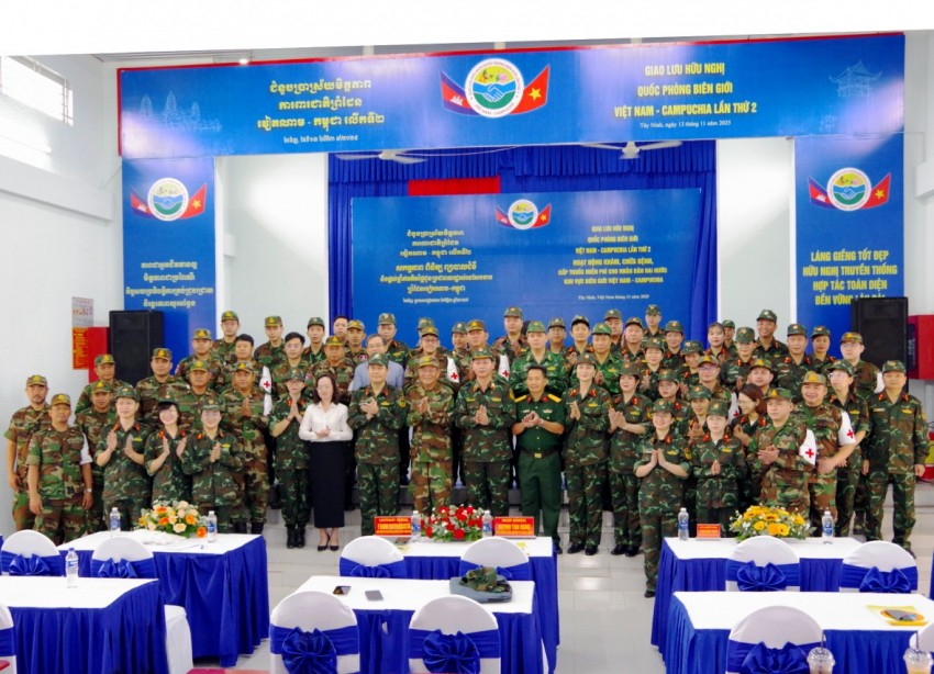 Quân y Việt Nam - Campuchia khám bệnh, cấp thuốc miễn phí cho người dân biên giới