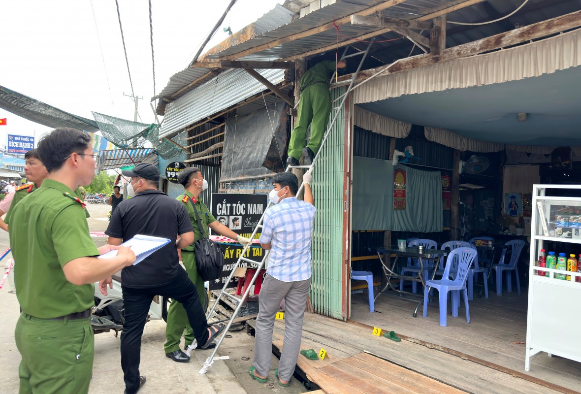 Chỉ đạo khẩn trương điều tra vụ án mạng đặc biệt nghiêm trọng tại Cà Mau Chỉ đạo khẩn trương điều tra vụ án mạng đặc biệt nghiêm trọng tại Cà Mau