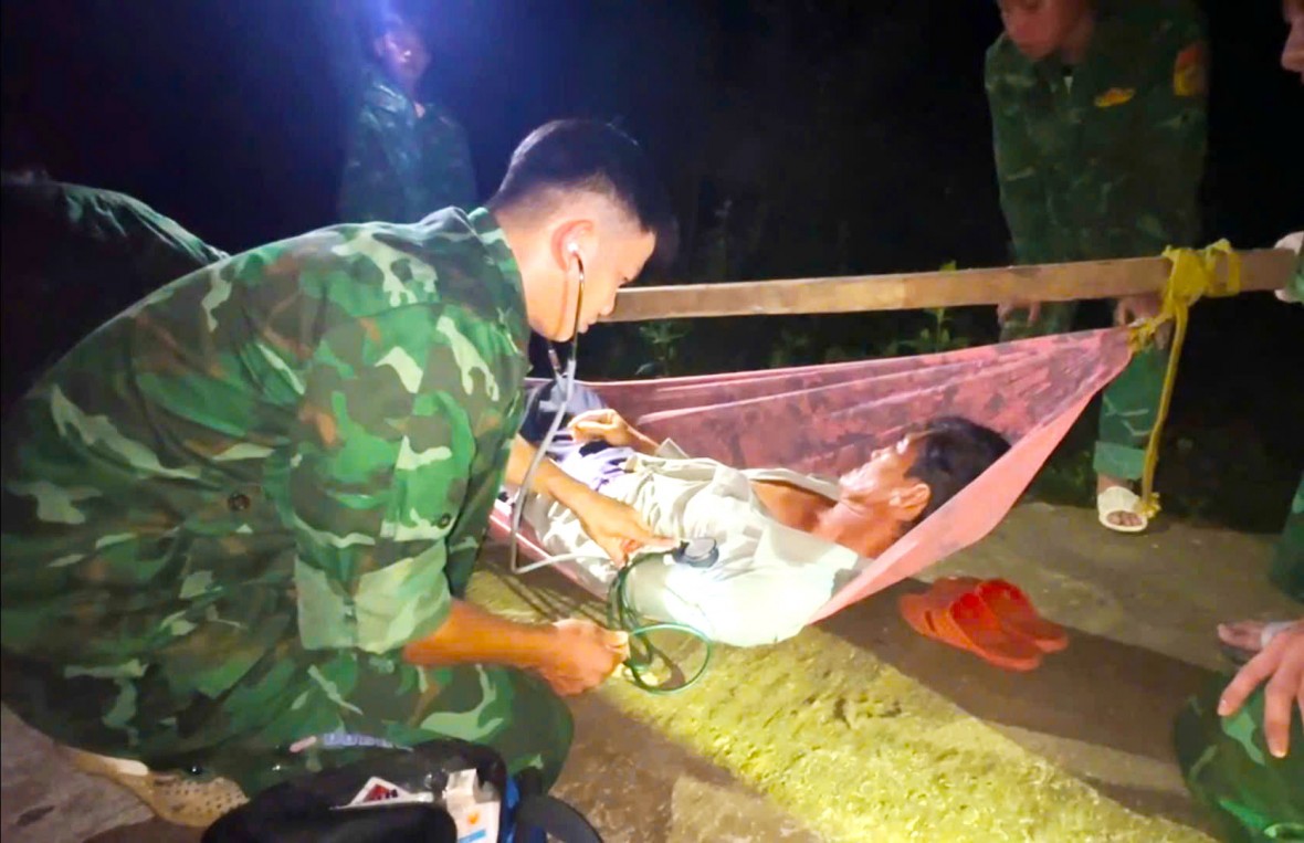 Bộ đội Biên phòng Hòn Chuối kịp thời cứu giúp người dân bị bệnh nặng Bộ đội Biên phòng Hòn Chuối kịp thời cứu giúp người dân bị bệnh nặng