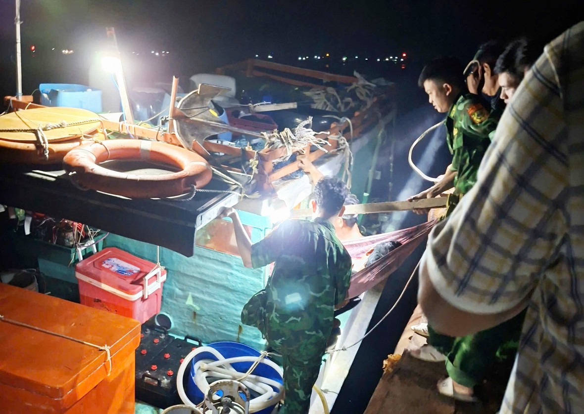 Bộ đội Biên phòng Hòn Chuối kịp thời cứu giúp người dân bị bệnh nặng Bộ đội Biên phòng Hòn Chuối kịp thời cứu giúp người dân bị bệnh nặng