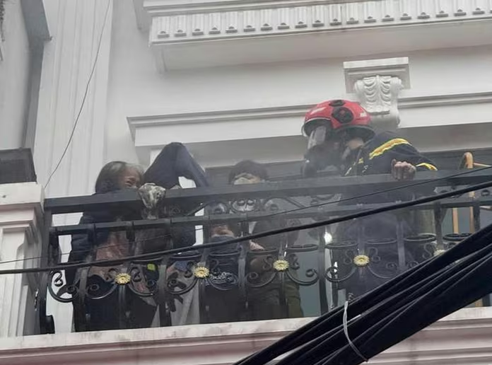 Giải cứu thành công 3 người bị mắc kẹt trong ngôi nhà phát hỏa tại Hải Phòng