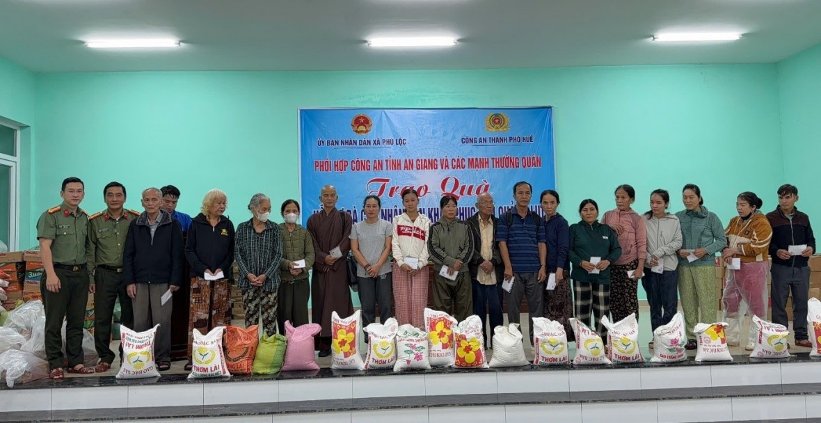 Công an tỉnh An Giang cùng các nhà hảo tâm sẻ chia với người dân vùng bão lũ tại thành phố Huế