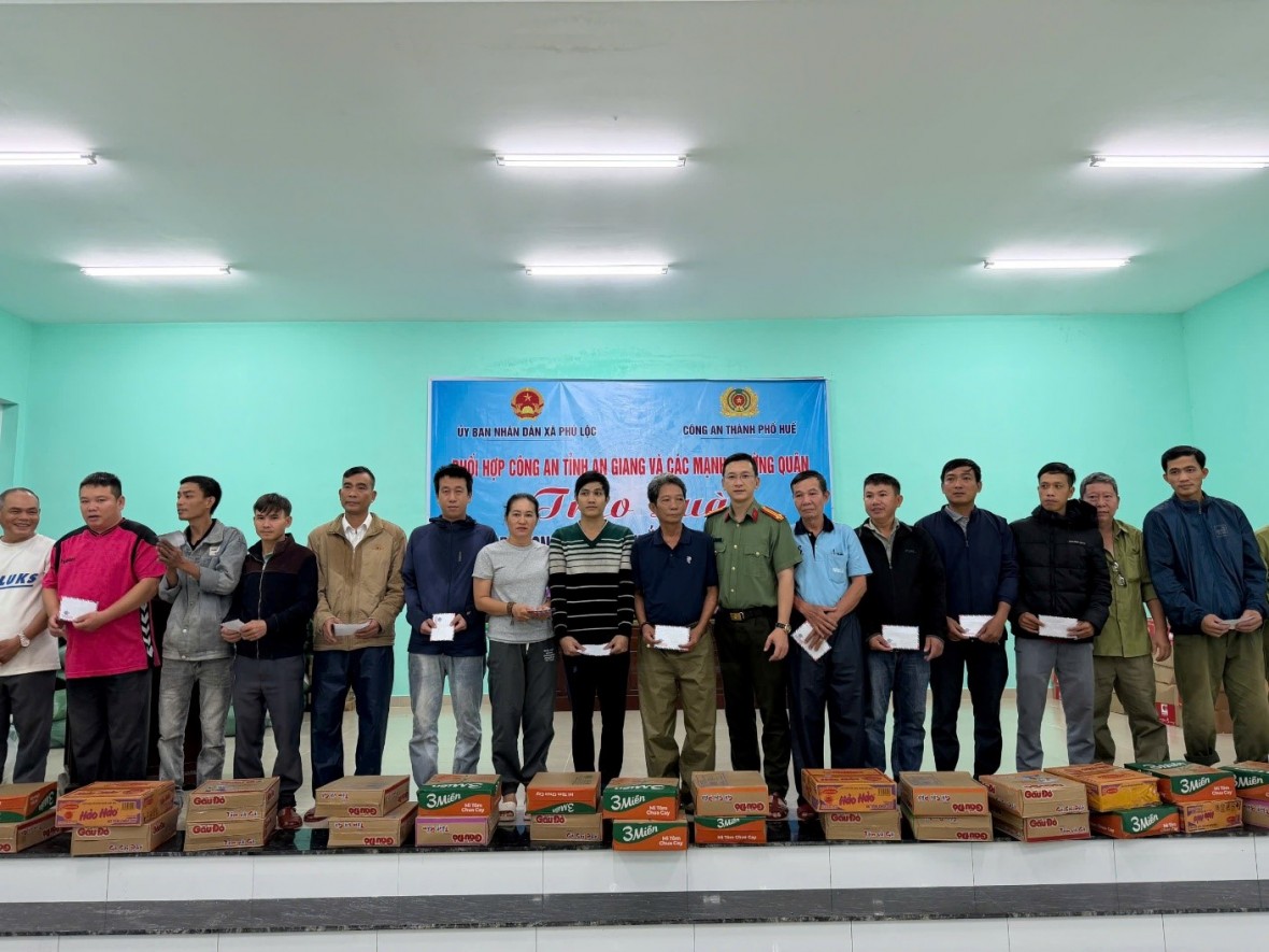 Công an tỉnh An Giang cùng các nhà hảo tâm sẻ chia với người dân vùng bão lũ tại thành phố Huế