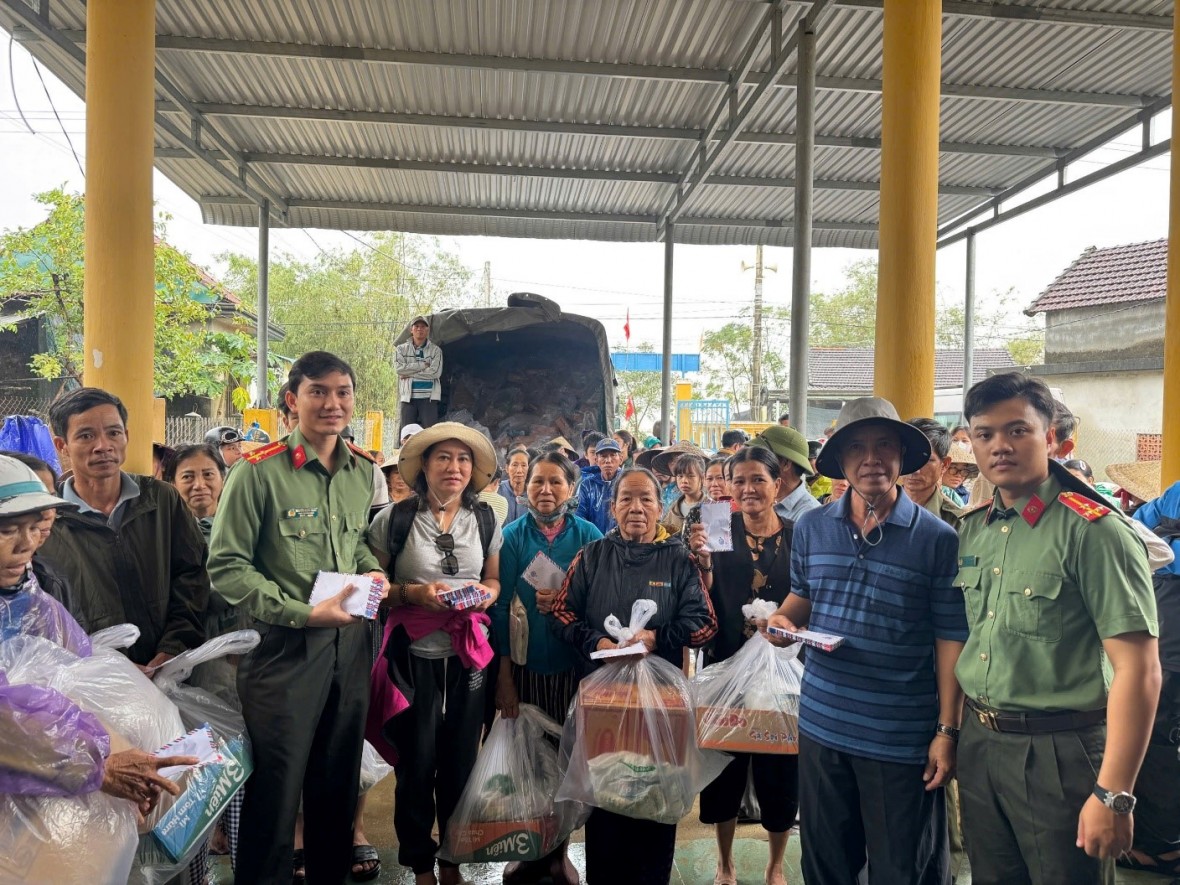 Công an tỉnh An Giang cùng các nhà hảo tâm sẻ chia với người dân vùng bão lũ tại thành phố Huế