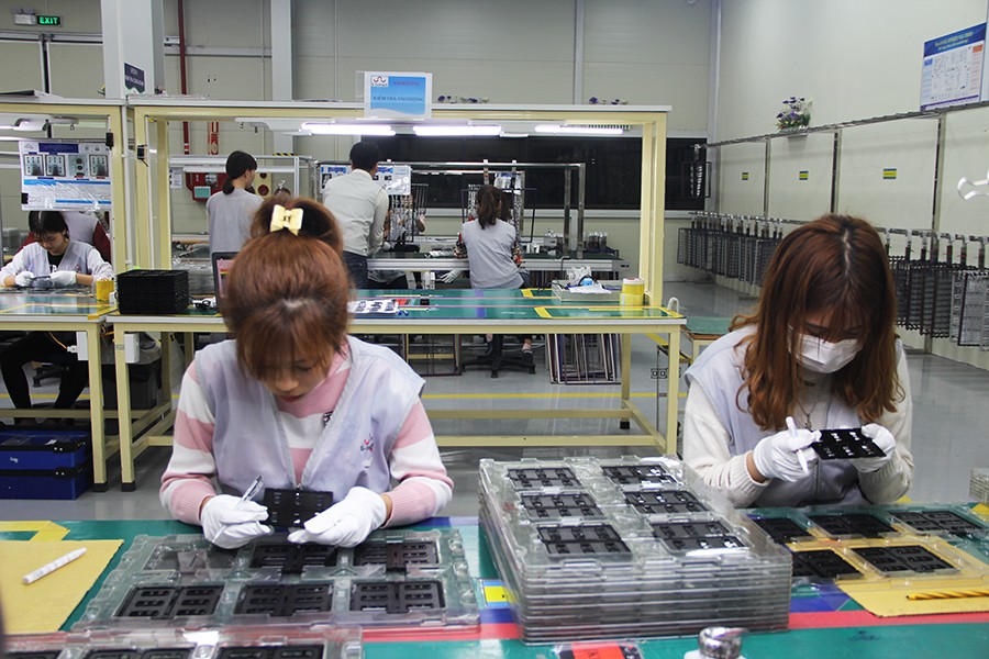 Ngành sản xuất linh kiện điện tử vẫn là ngành sản xuất đầu tàu, chiếm tỷ trọng lớn và duy trì mức tăng trưởng ấn tượng. (Ảnh: Cổng TTĐT tỉnh Bắc Ninh) Ngành sản xuất linh kiện điện tử vẫn là ngành sản xuất đầu tàu, chiếm tỷ trọng lớn và duy trì mức tăng trưởng ấn tượng. (Ảnh: Cổng TTĐT tỉnh Bắc Ninh)