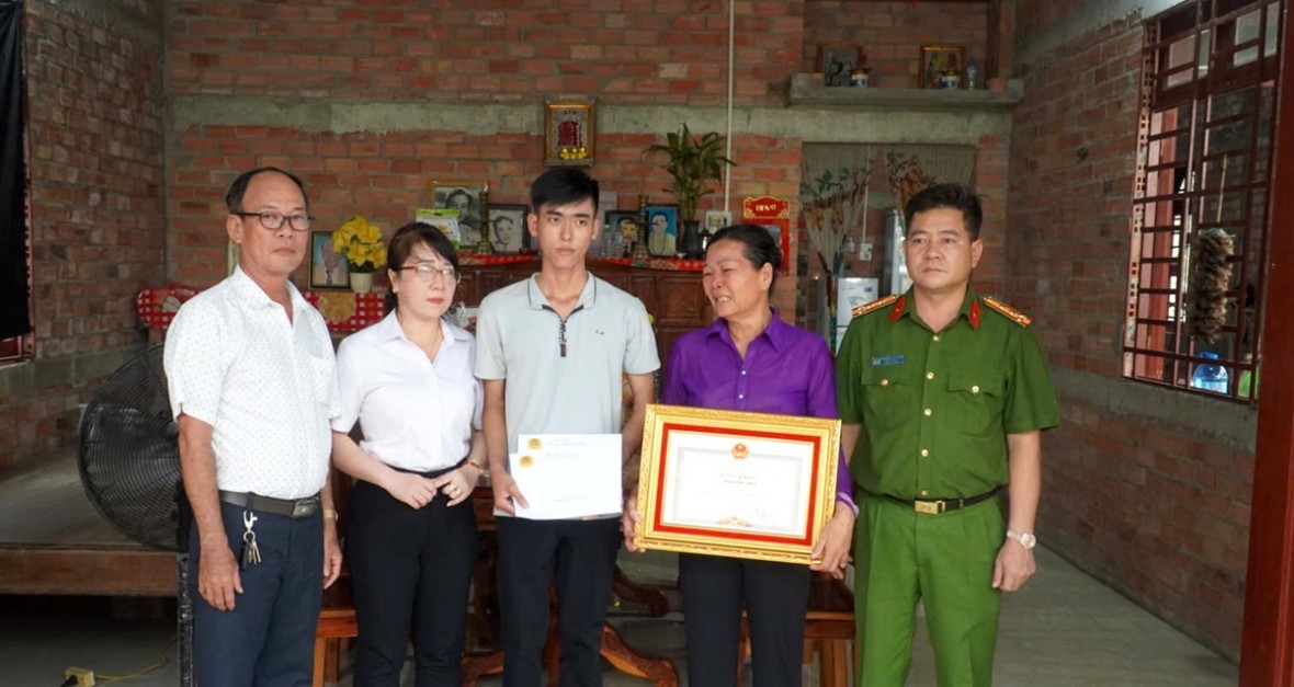 Tây Ninh: Truy tặng bằng khen cho người dân hy sinh trong đấu tranh phòng, chống tội phạm