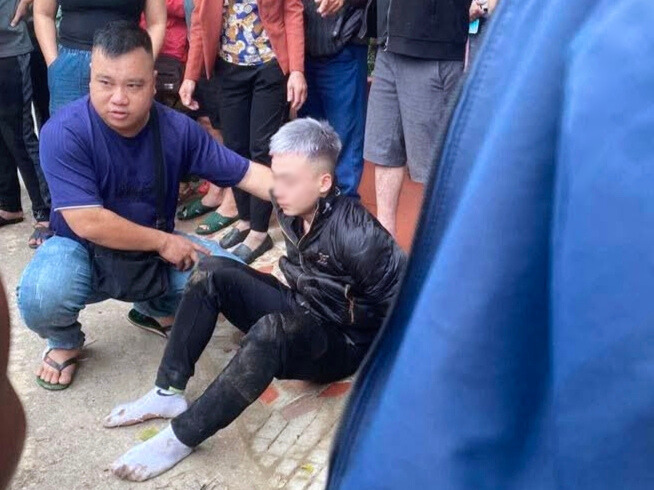 Khống chế, bắt giữ đối tượng cướp tiệm vàng khi vừa chạy ra khỏi tiệm