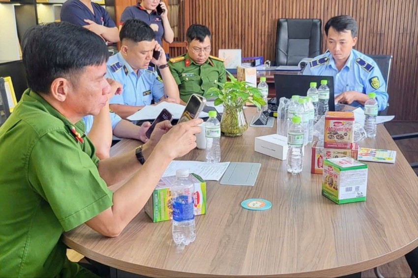 Lực lượng chức năng kiểm tra hộ kinh doanh C.A. T. Lực lượng chức năng kiểm tra hộ kinh doanh C.A. T.