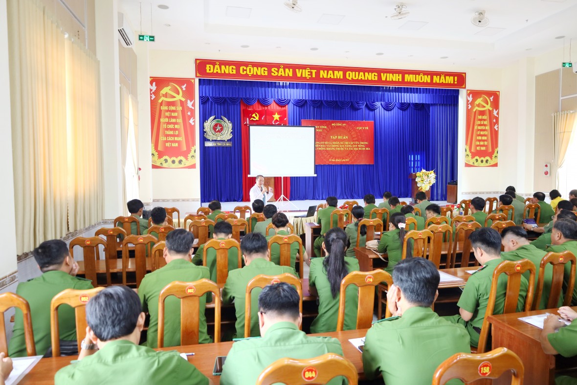 Hơn 200 cán bộ, chiến sĩ Công an Cà Mau tập huấn kỹ năng y tế, xử trí cấp cứu trong chiến đấu Hơn 200 cán bộ, chiến sĩ Công an Cà Mau tập huấn kỹ năng y tế, xử trí cấp cứu trong chiến đấu