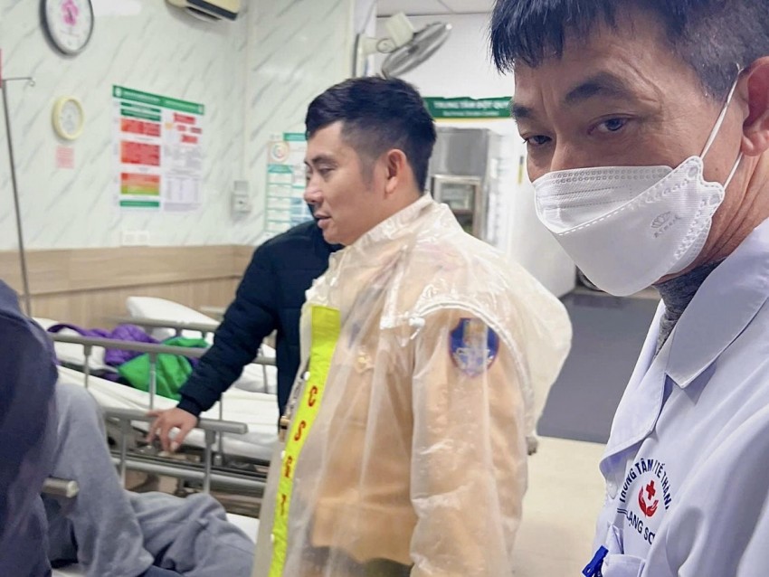 CBCS Đội CSGT  đường bộ số 5 sử dụng mô tô chuyên dụng mở đường đưa bệnh nhân đột quỵ đến Bệnh viện Bạch Mai.