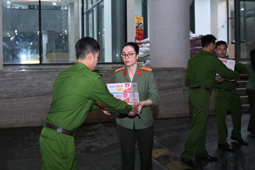 Bộ Công an tiếp ứng hơn 40 tấn lương thực, hàng hóa, hỗ trợ người dân vùng thiên tai