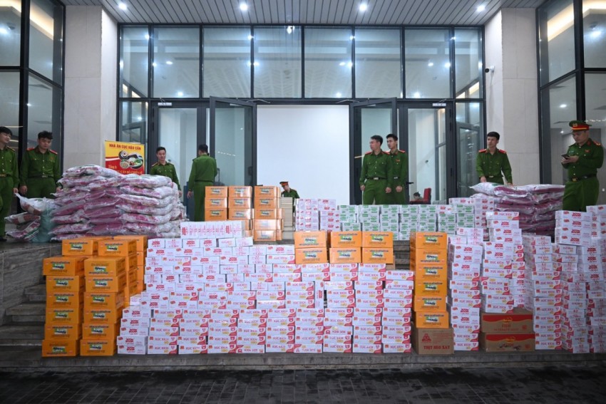 Bộ Công an tiếp ứng hơn 40 tấn lương thực, hàng hóa, hỗ trợ người dân vùng thiên tai