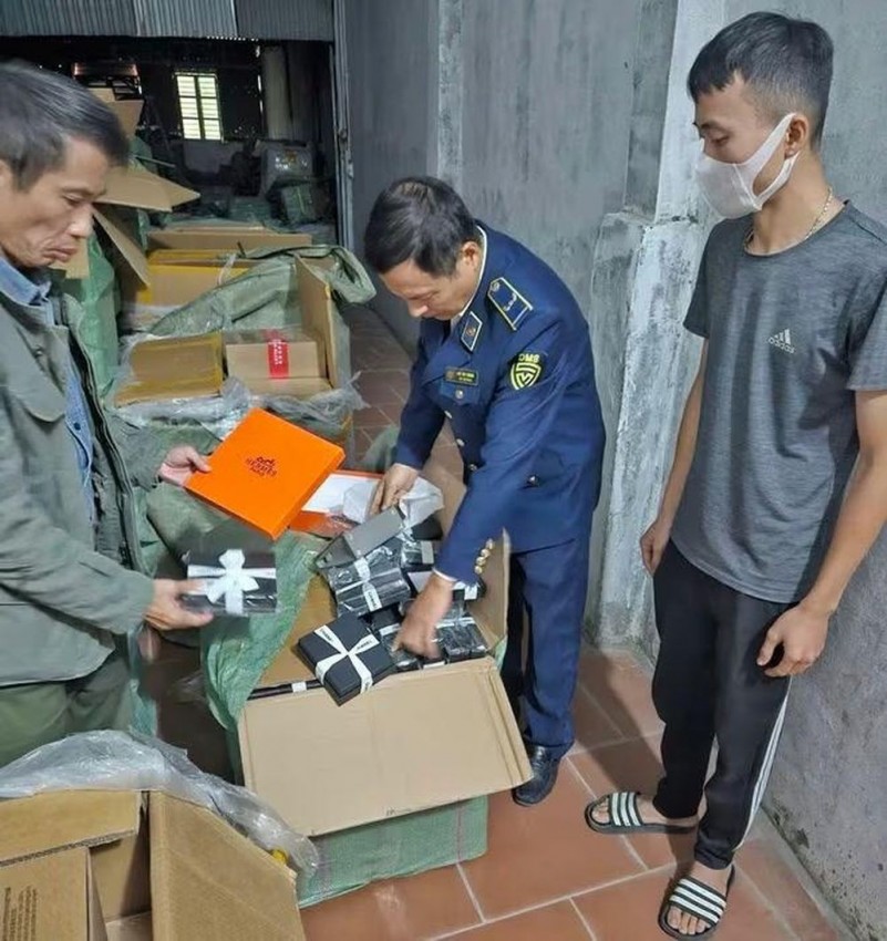 Quản lý thị trường phát hiện hơn 1.600 sản phẩm túi xách giả mạo các thương hiệu nổi tiếng Quản lý thị trường phát hiện hơn 1.600 sản phẩm túi xách giả mạo các thương hiệu nổi tiếng