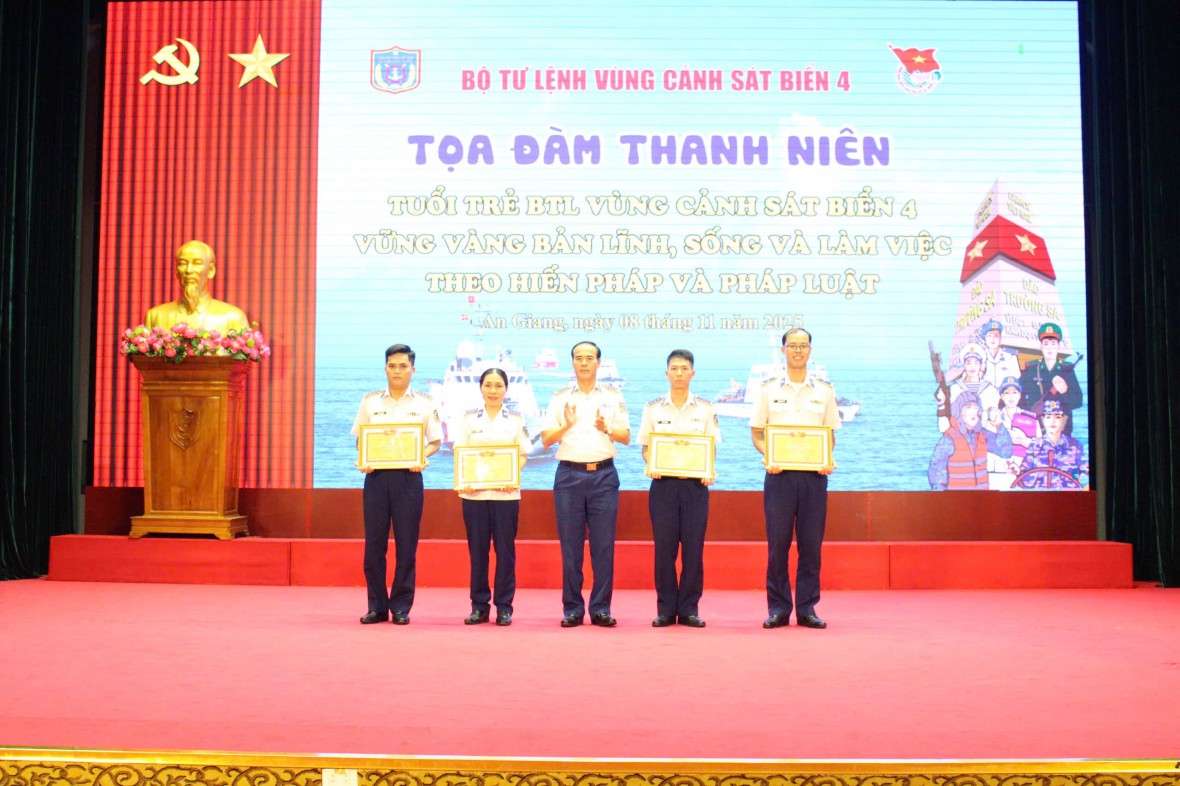 BTL Vùng Cảnh sát biển 4 tích cực hưởng ứng Ngày Pháp luật Việt Nam gắn với chuyển đổi số