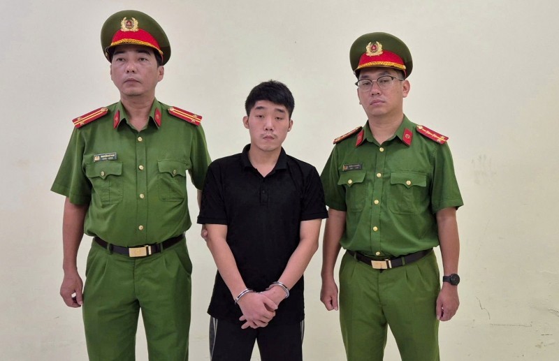 chủ tài khoản TikTok “Dù Bầu Trời” vì lợi dụng quyền tự do dân chủ. 