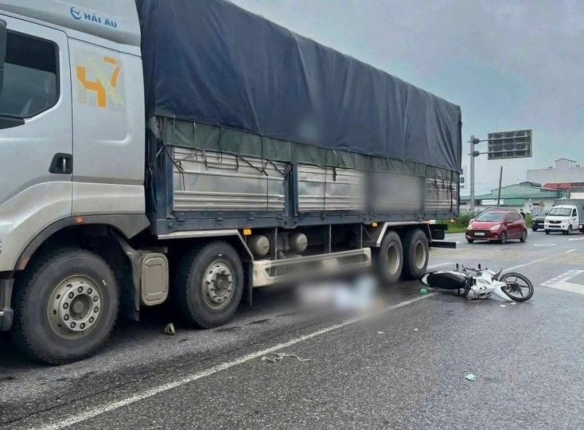 Va chạm với xe tải, 2 thiếu nữ tử vong