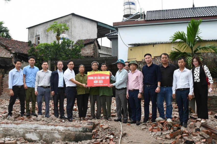 Báo Pháp luật Việt Nam tiếp tục mang mái ấm đến với người dân Phú Thọ