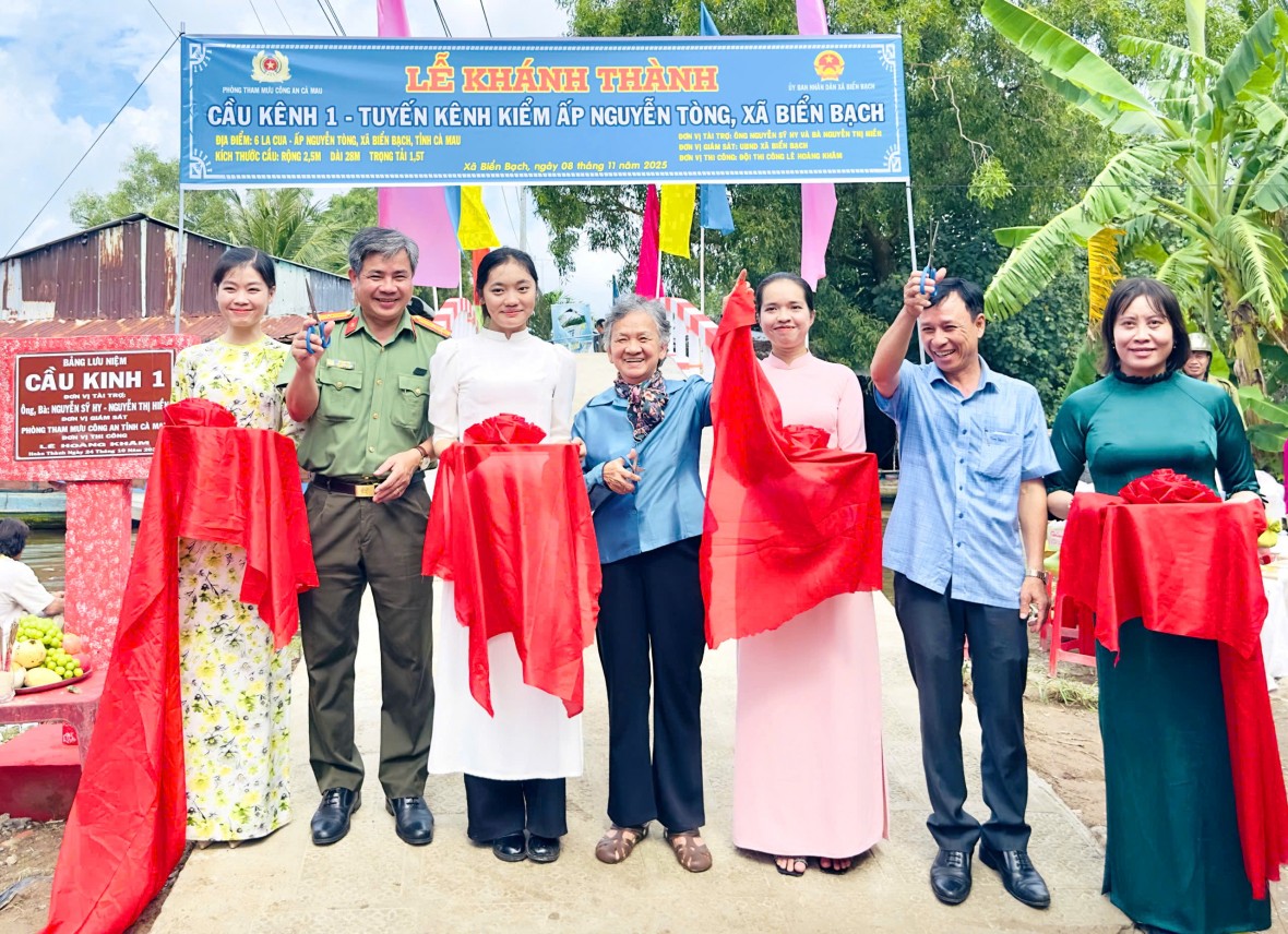 Công an Cà Mau: Khánh thành cầu nông thôn và tặng quà cho bà con nghèo