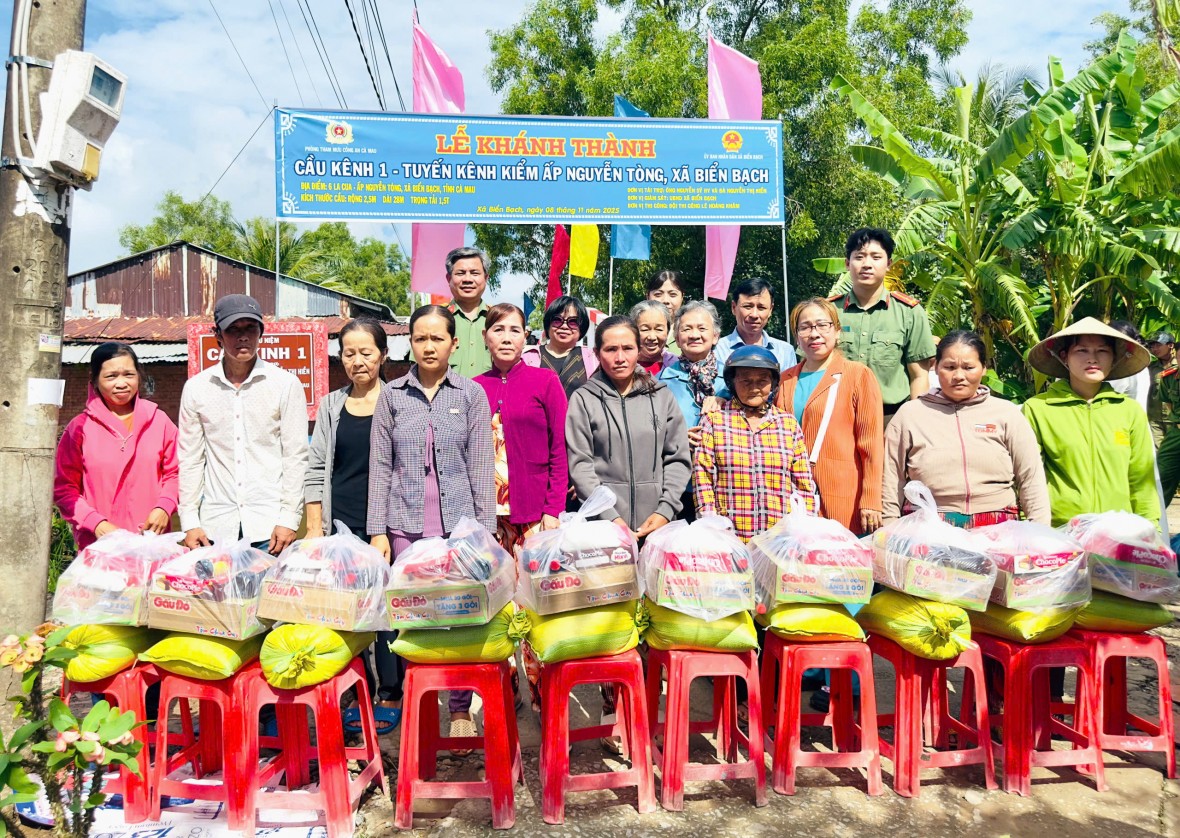 Công an Cà Mau: Khánh thành cầu nông thôn và tặng quà cho bà con nghèo