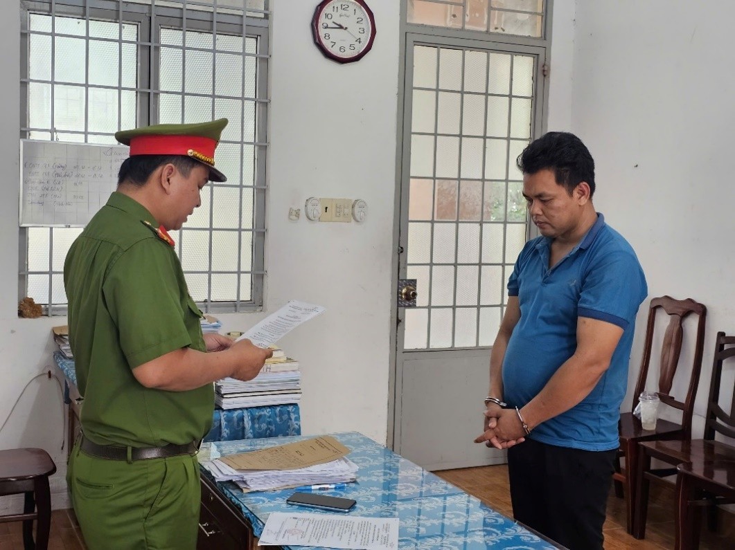 Khởi tố, bắt tạm giam gã thanh niên dụ dỗ bạn gái nhí vào nhà nghỉ Khởi tố, bắt tạm giam gã thanh niên dụ dỗ bạn gái nhí vào nhà nghỉ