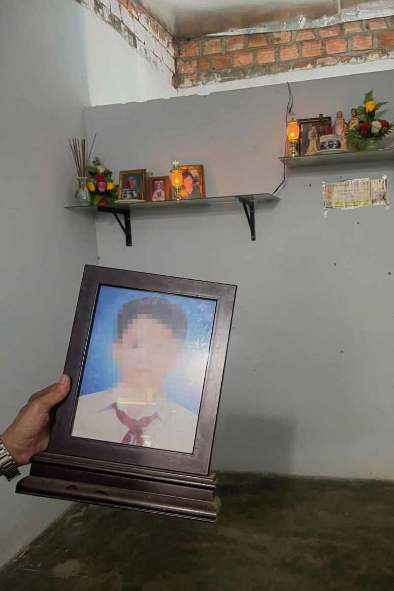 Người thân lập bàn thờ cho H. sau thời gian dài mất tích tại Campuchia - Ảnh Công an Quảng Ngãi.