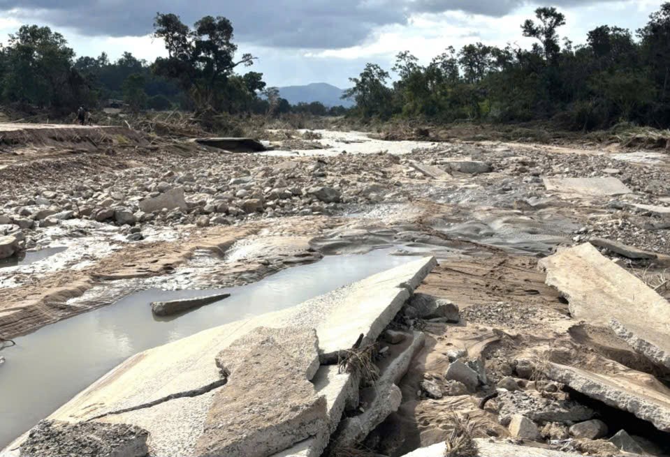 Gia Lai: Mưa lũ cuốn trôi đường, hơn 1.100 người dân xã SRó bị cô lập