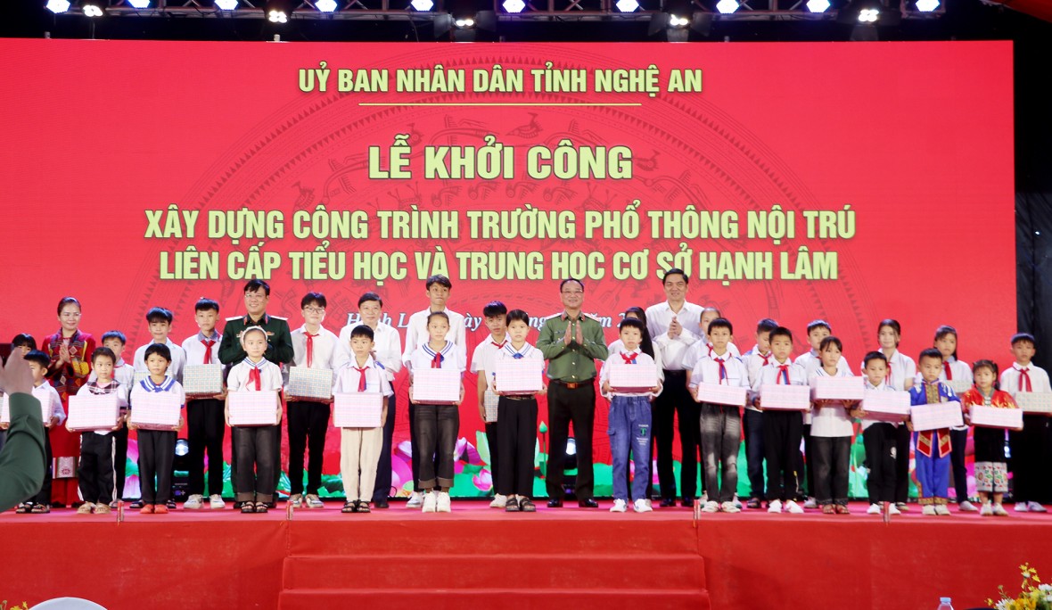 Tặng quà cho các học sinh trên địa bàn.