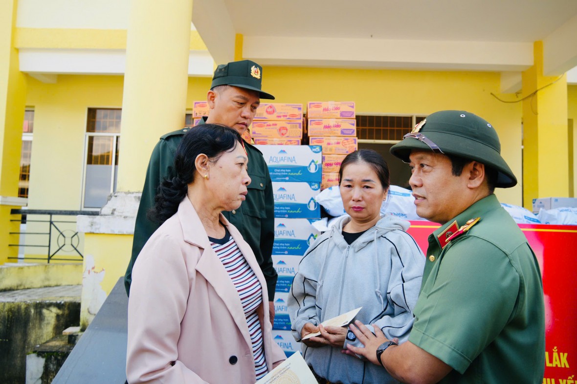 Bộ Công an hỗ trợ người dân tỉnh Đắk Lắk khắc phục hậu quả cơn bão số 13