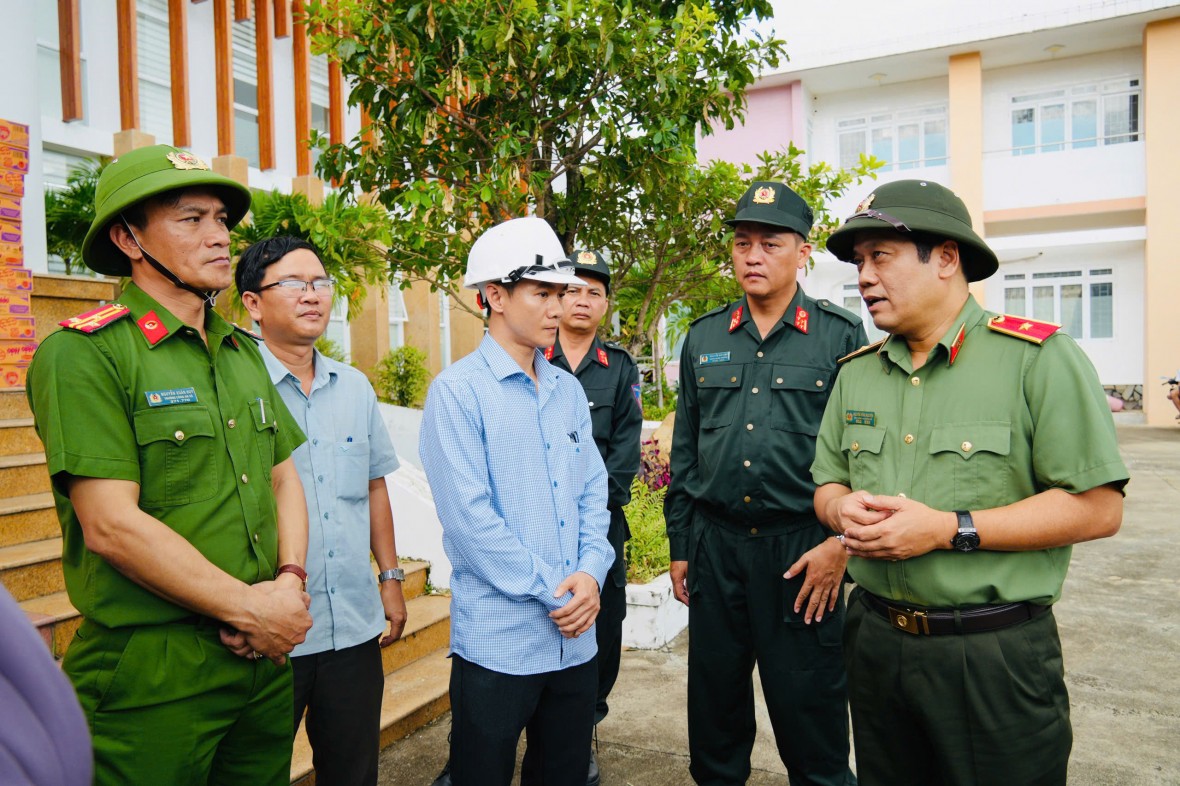 Bộ Công an hỗ trợ người dân tỉnh Đắk Lắk khắc phục hậu quả cơn bão số 13