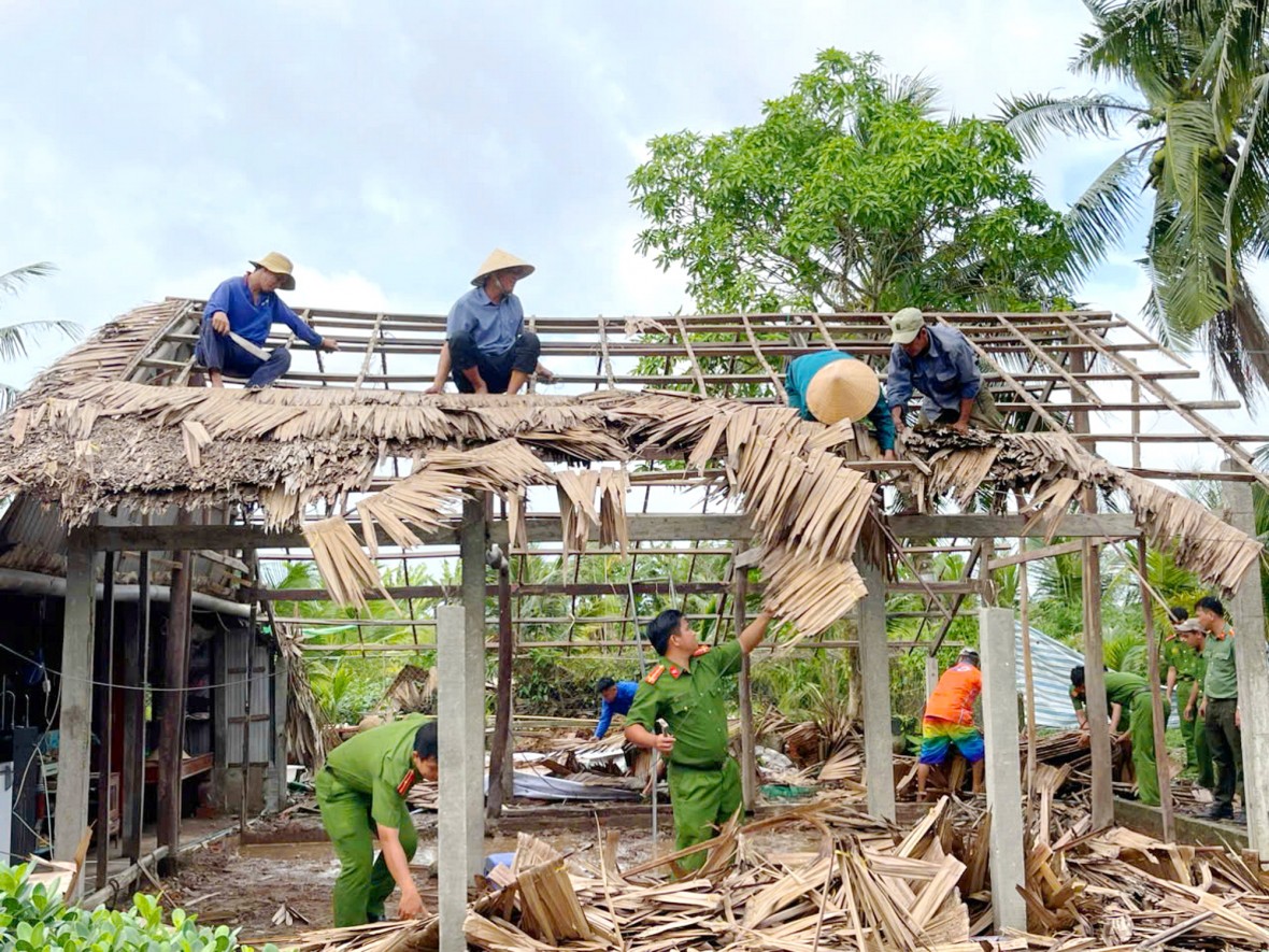 Tuổi trẻ Công an Cà Mau hỗ trợ hội viên Hội Cựu CAND xây nhà tình nghĩa
