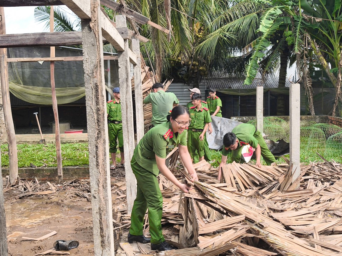 Tuổi trẻ Công an Cà Mau hỗ trợ hội viên Hội Cựu CAND xây nhà tình nghĩa