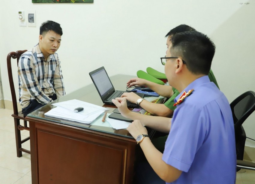 Đối tượng Phan Văn Khiến - Giám đốc Công ty TNHH đầu tư và xây dựng Hiền Khiêm làm việc với cơ quan điều tra.