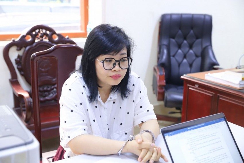 Đối tượng Nguyễn Thị Phương - Kế toán, Công ty TNHH đầu tư và xây dựng Hiền Khiêm làm việc với cơ quan điều tra.