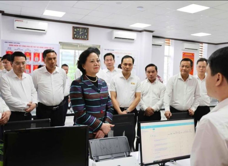Phó Thủ tướng Phạm Thị Thanh Trà kiểm tra hoạt động của Trung tâm Phục vụ hành chính công phường Cam Đường, tỉnh Lào Cai - Ảnh: VGP/Thu Giang Phó Thủ tướng Phạm Thị Thanh Trà kiểm tra hoạt động của Trung tâm Phục vụ hành chính công phường Cam Đường, tỉnh Lào Cai - Ảnh: VGP/Thu Giang