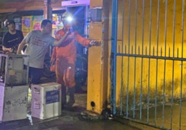 Nhân viên điện lực kiểm tra, phát hiện cửa sắt gần tủ điện có nối với một ổ cắm. Phần tường và cửa sắt có dấu hiệu rò điện. 