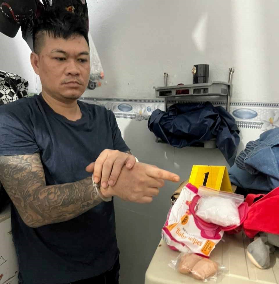 Bắt quả tang 02 đối tượng tàng trữ trái phép chất ma túy Bắt quả tang 02 đối tượng tàng trữ trái phép chất ma túy