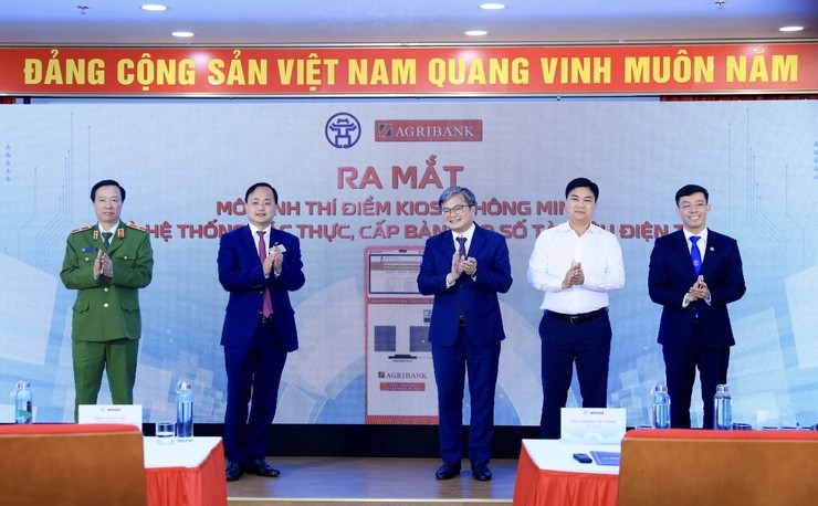 Hà Nội ra mắt Kiosk thông minh phục vụ thủ tục hành chính. Hà Nội ra mắt Kiosk thông minh phục vụ thủ tục hành chính.