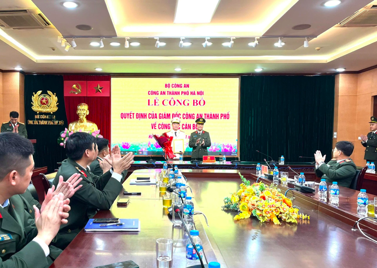 Đại tá Nguyễn Ngọc Quyền, Phó Bí thư Đảng ủy, Phó Giám đốc Công an TP Hà Nội trao quyết định cho Thượng tá Nguyễn Hồng Sơn. Ảnh: CAHN. Đại tá Nguyễn Ngọc Quyền, Phó Bí thư Đảng ủy, Phó Giám đốc Công an TP Hà Nội trao quyết định cho Thượng tá Nguyễn Hồng Sơn. Ảnh: CAHN.