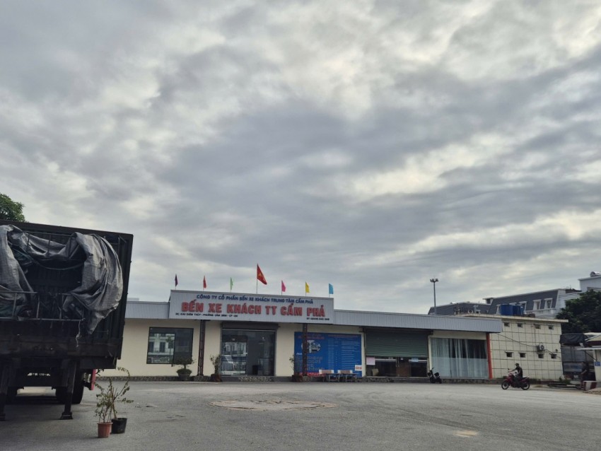 Bến xe khách trung tâm Cẩm Phả đang nảy sinh mâu thuẫn, tranh chấp quyền sở hữu và điều hành bến xe tiềm ẩn nguy cơ mất an ninh trật tự vì một pháp nhân hai con dấu, hai người đại diện.