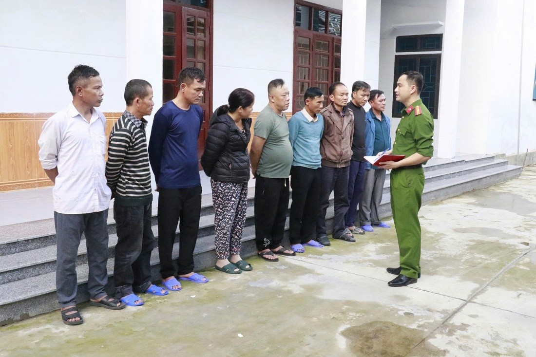 Các đối tượng đánh bạc bị tạm giữ - Ảnh Công an Nghệ An. Các đối tượng đánh bạc bị tạm giữ - Ảnh Công an Nghệ An.