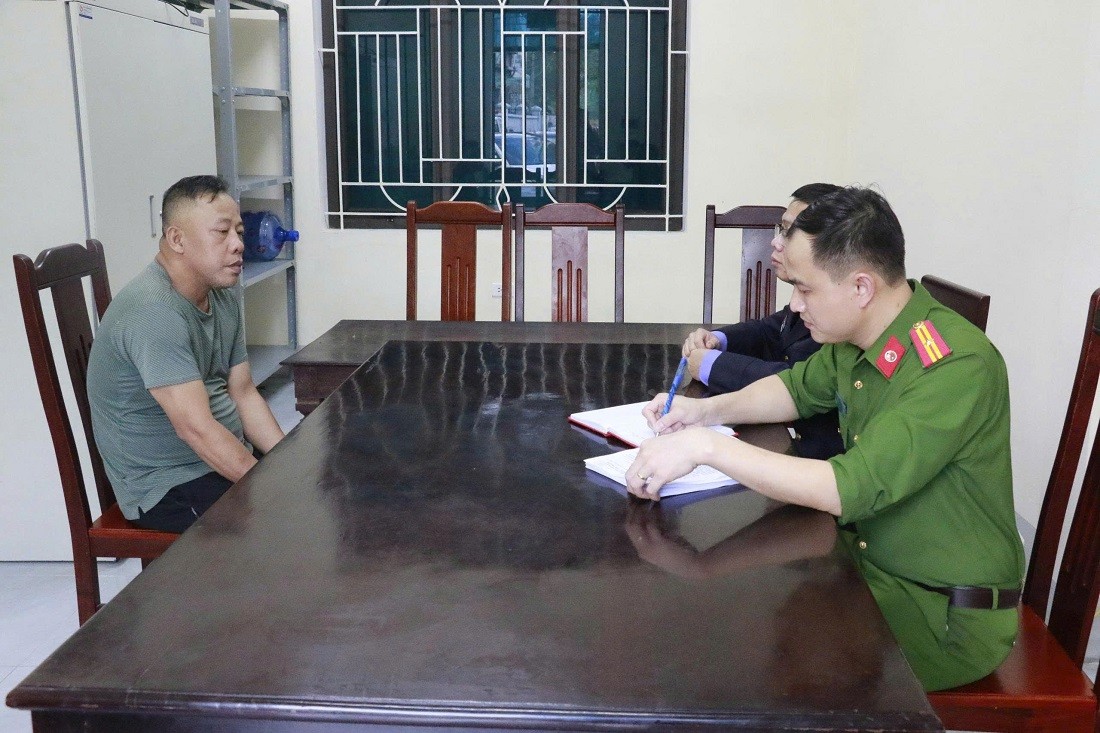 Cơ quan chức năng lấy lời khai Hoàng Đình Sơn - Ảnh Công an Nghệ An. Cơ quan chức năng lấy lời khai Hoàng Đình Sơn - Ảnh Công an Nghệ An.