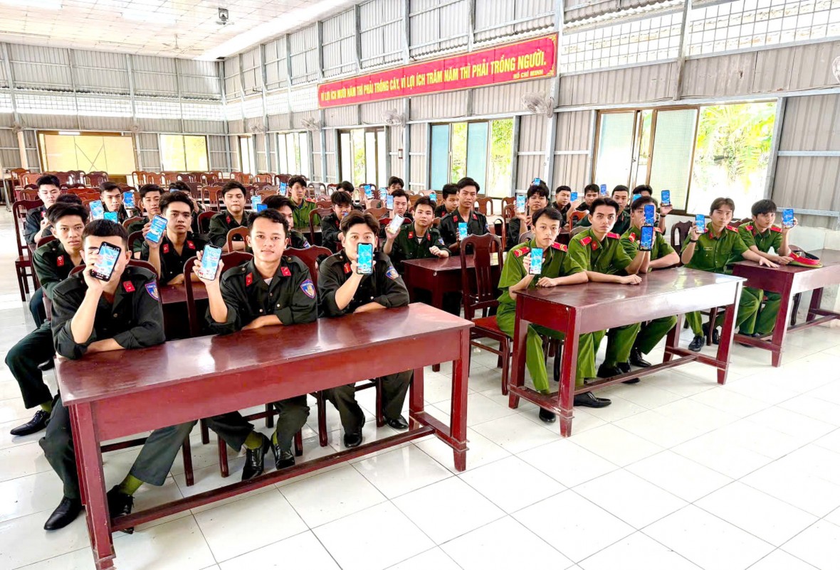 Tuổi trẻ Công an Cà Mau tiên phong trong học tập, tìm hiểu pháp luật qua các cuộc thi trực tuyến Tuổi trẻ Công an Cà Mau tiên phong trong học tập, tìm hiểu pháp luật qua các cuộc thi trực tuyến