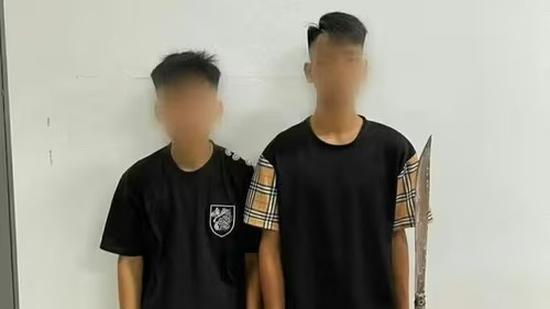 Xử lý 2 thanh niên vác dao tự chế lượn trên phố để… ra oai Xử lý 2 thanh niên vác dao tự chế lượn trên phố để… ra oai