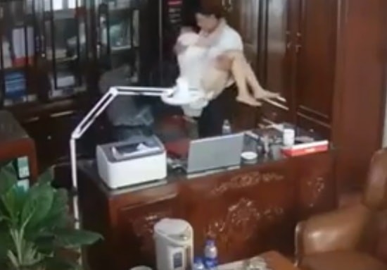 Người đàn ông “thân mật” với nhiều phụ nữ tại phòng làm việc: Câu chuyện pháp lý và vấn đề đạo đức xã hội Người đàn ông “thân mật” với nhiều phụ nữ tại phòng làm việc: Câu chuyện pháp lý và vấn đề đạo đức xã hội