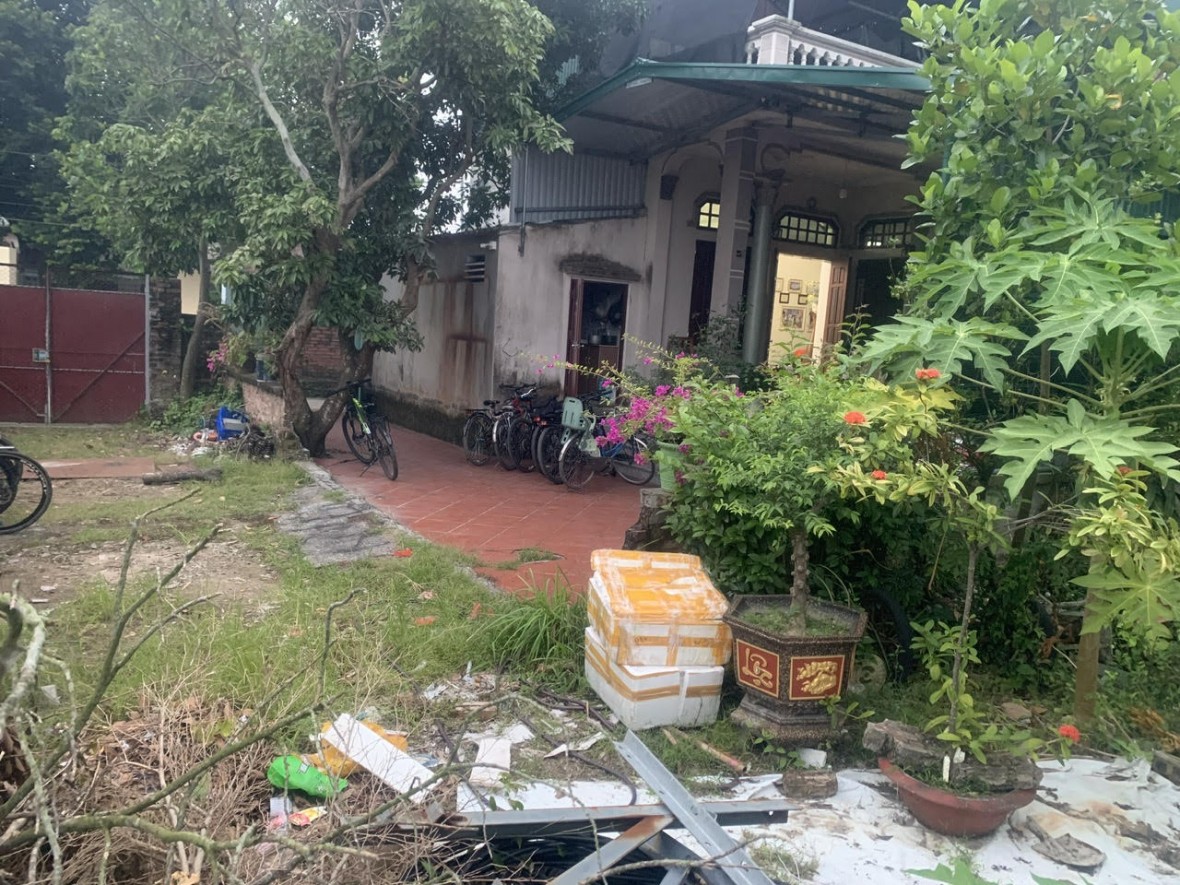 Căn nhà hai tầng được vợ chồng anh Chung, chị Mừng xây dựng trên thửa đất số 80, tờ bản đồ số 03 diện tích 240m² tại thôn Tràng, xã Cẩm Đông vào năm 2013. Căn nhà hai tầng được vợ chồng anh Chung, chị Mừng xây dựng trên thửa đất số 80, tờ bản đồ số 03 diện tích 240m² tại thôn Tràng, xã Cẩm Đông vào năm 2013.